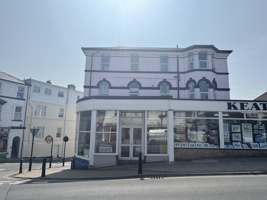 Lot: 22 - PROMINENT TOWN CENTRE VACANT COMMERCIAL UNIT - Commercial unit on corner of Beachfield Road and Pier Street